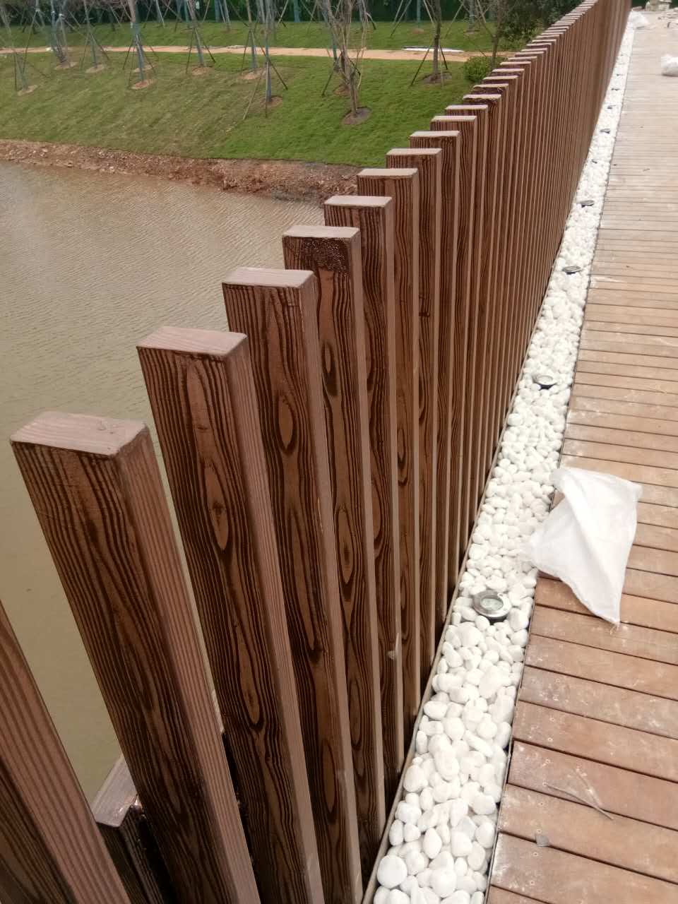 扬州钢管护栏木纹漆施工项目
